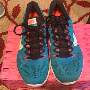 Nike shoes size 8. Bright and stunning! Like new!